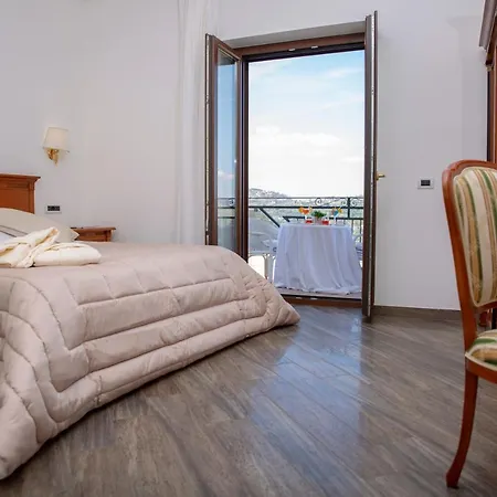 ホテル Donna Carmela 4*