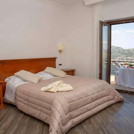 Donna Carmela ピモンテ